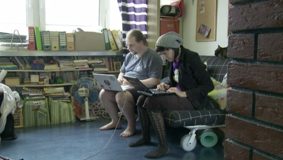 MCstills-couchsurfing